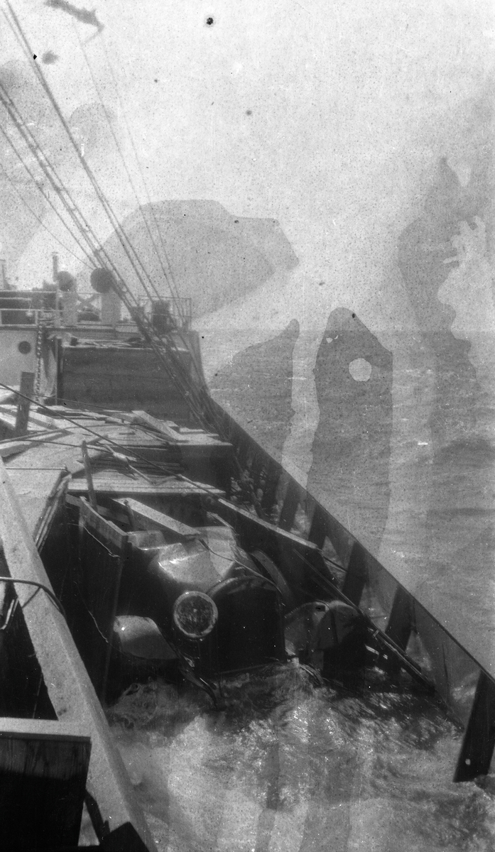 Nærbilde av bil på dekk, mulig dobbeleksponering. STORFOND fraktet blant annet bilder over Atlanterhavet.