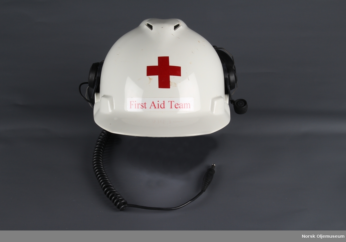 Vernehjelm med kommunikasjonsheadset og hørselsvern. 

Hjelmen var en del av utstyret tilknyttet sykestuen på boligplattformen QP på Friggfeltet.