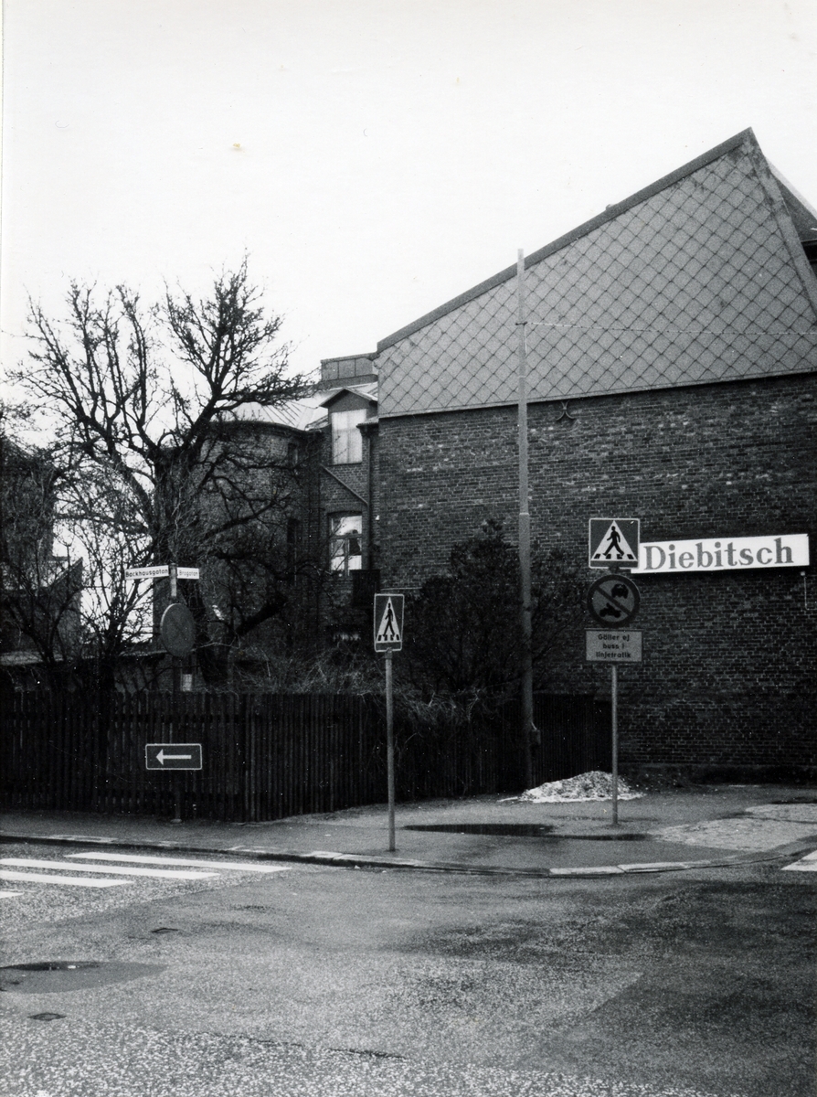 Hörnet Brogatan-Backhausgatan.