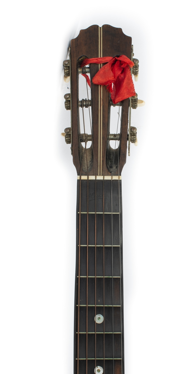 Akustisk gitar med seks stålstrenger.