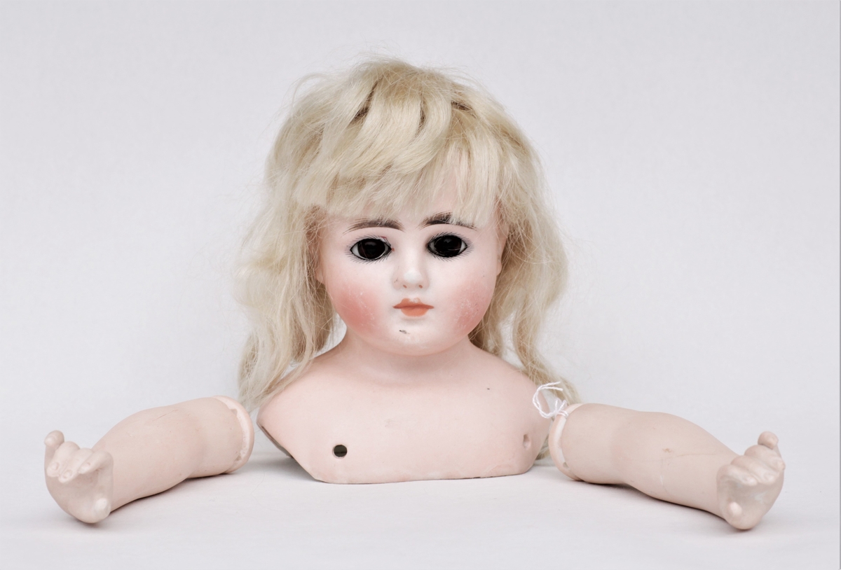 Dukkehode og armer av støpt porselen til å lage en dukke. Lang blond parykk.