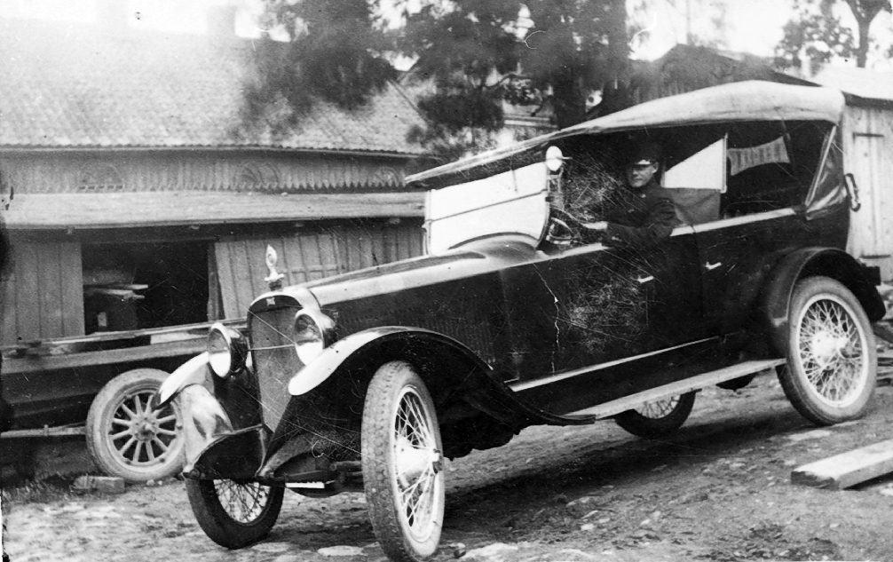 Nils Bergsten. Bilen är en amerikansk Chandler från omkr. 1920.