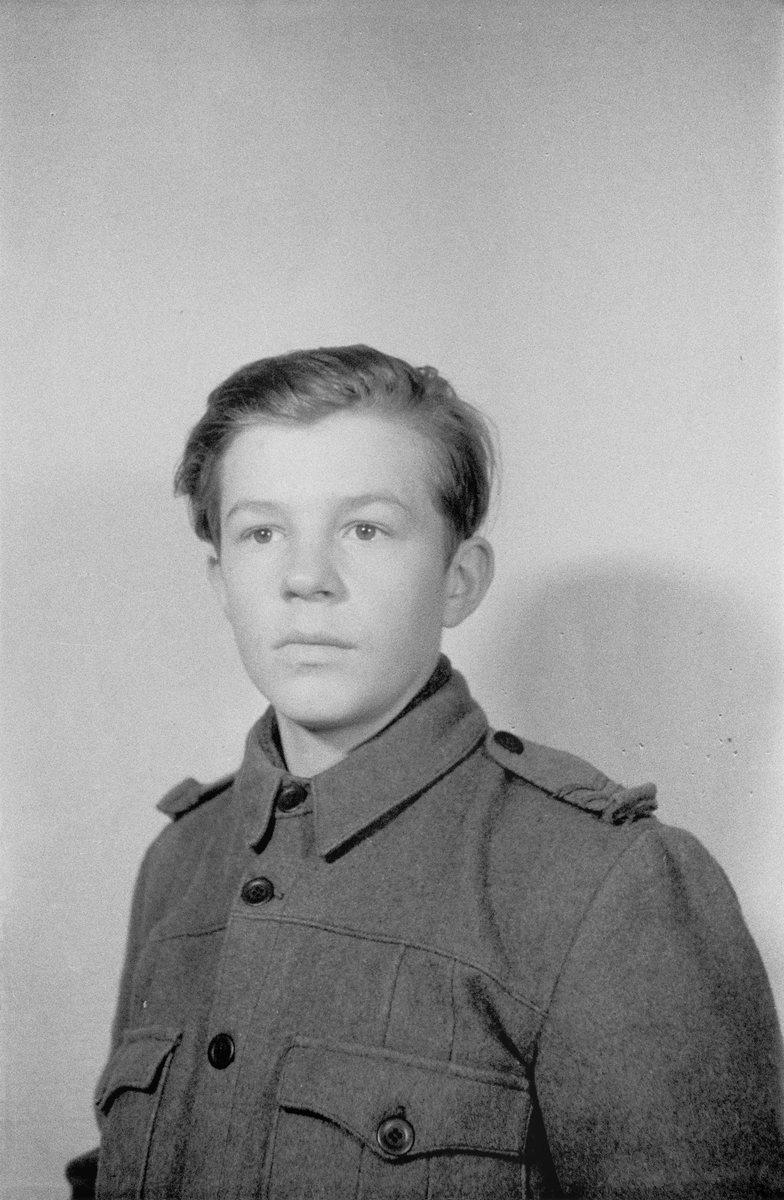 Porträttfoto av K. Ahtola, finsk frivillig i skyddskåren under finska vinterkriget. Bild från F 19, Svenska frivilligkåren i Finland, 1940.