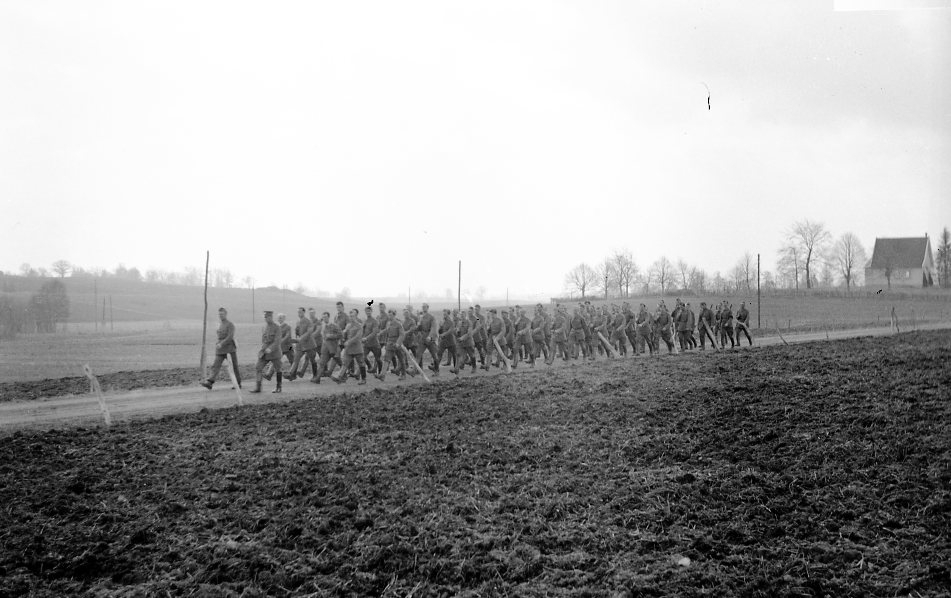 Soldater på marsch. Artillerister.