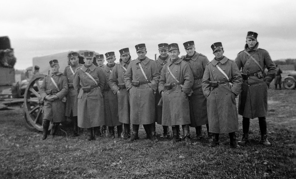 Värnpliktiga i päls och uniform m/1910.