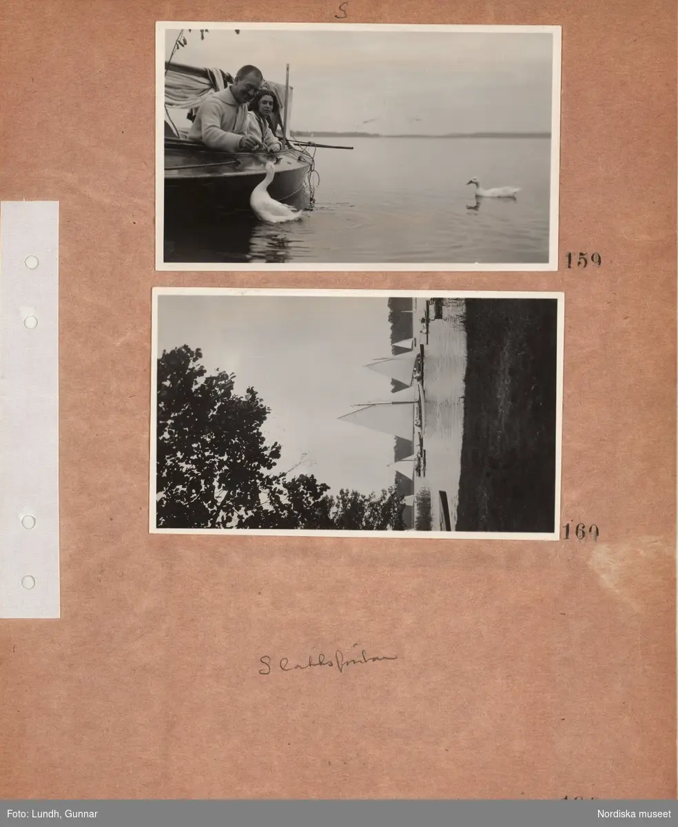 Motiv: Utlandet, Berlins Omgivningar 157 - 177 ;
En man och en kvinna sitter i en båt och matar en svan, vy över en sjö med segelbåtar och kanoter, anteckning på kontaktkarta 161 "Slottsfontän".