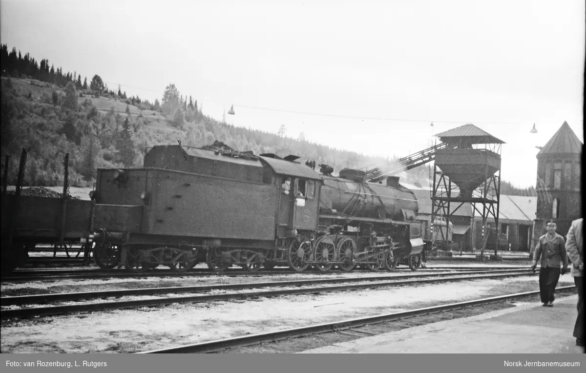 Damplokomotiv type 31b nr. 431 på Ål stasjon