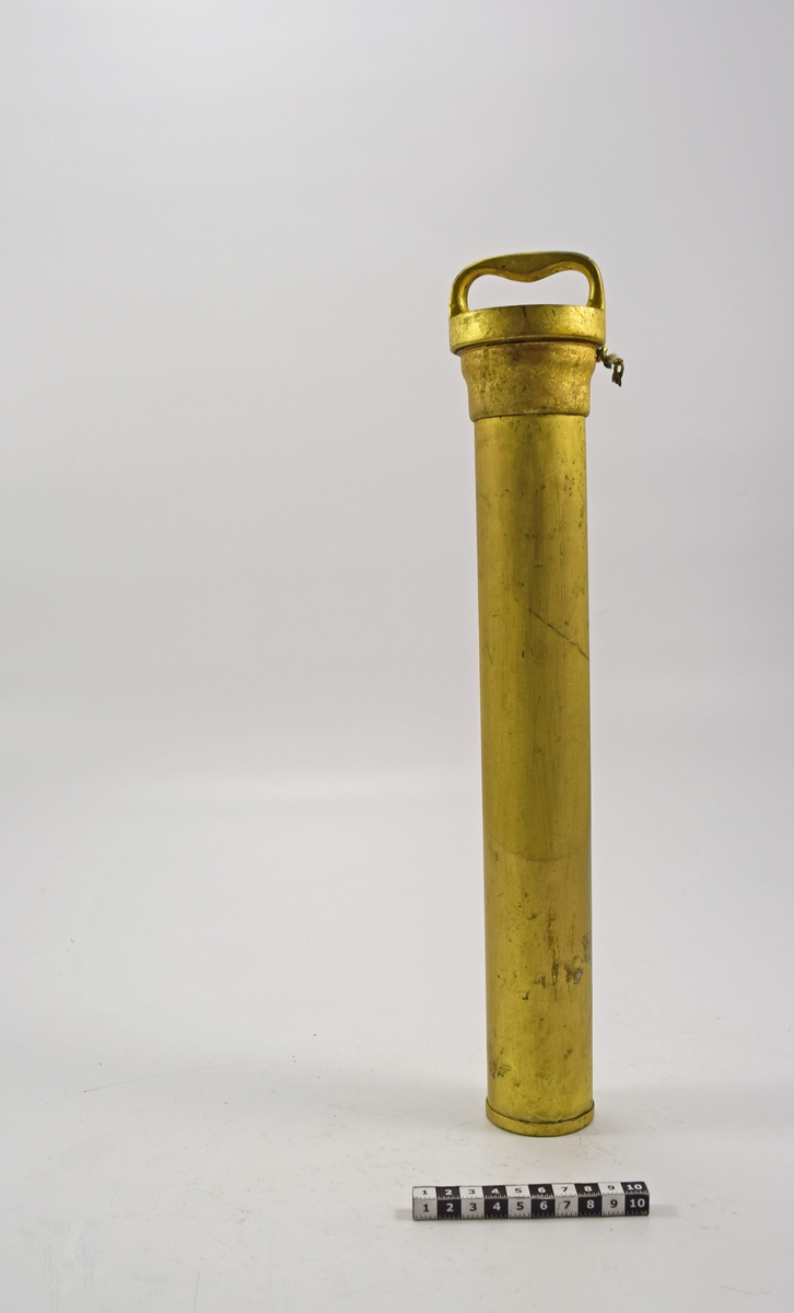 Behållare av mässing till tändrör för 45 cm torped.
Hylsan består av ett mässingsrör med ett skruvlock. Skruvlocket har ett handtag. På locket står "45c/m  M/93  5124".