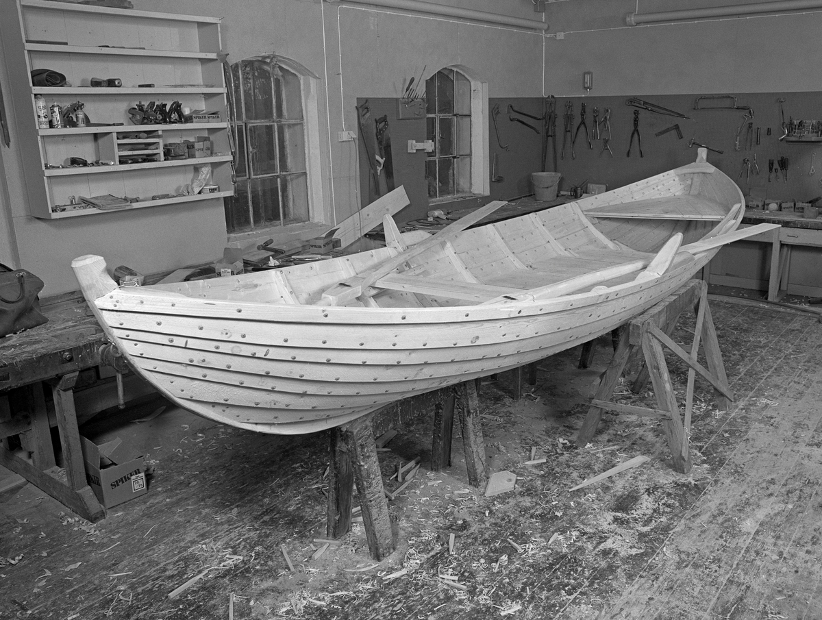 Bygging av fløterbåt («Flisa-båt») i Glomma fellesfløtingsforenings verksted på Breidablikk i Åsnes i november 1984. Fotografiet viser den ferdige båten, stående på fire bukker i verkstedet med årene liggende på toftene.