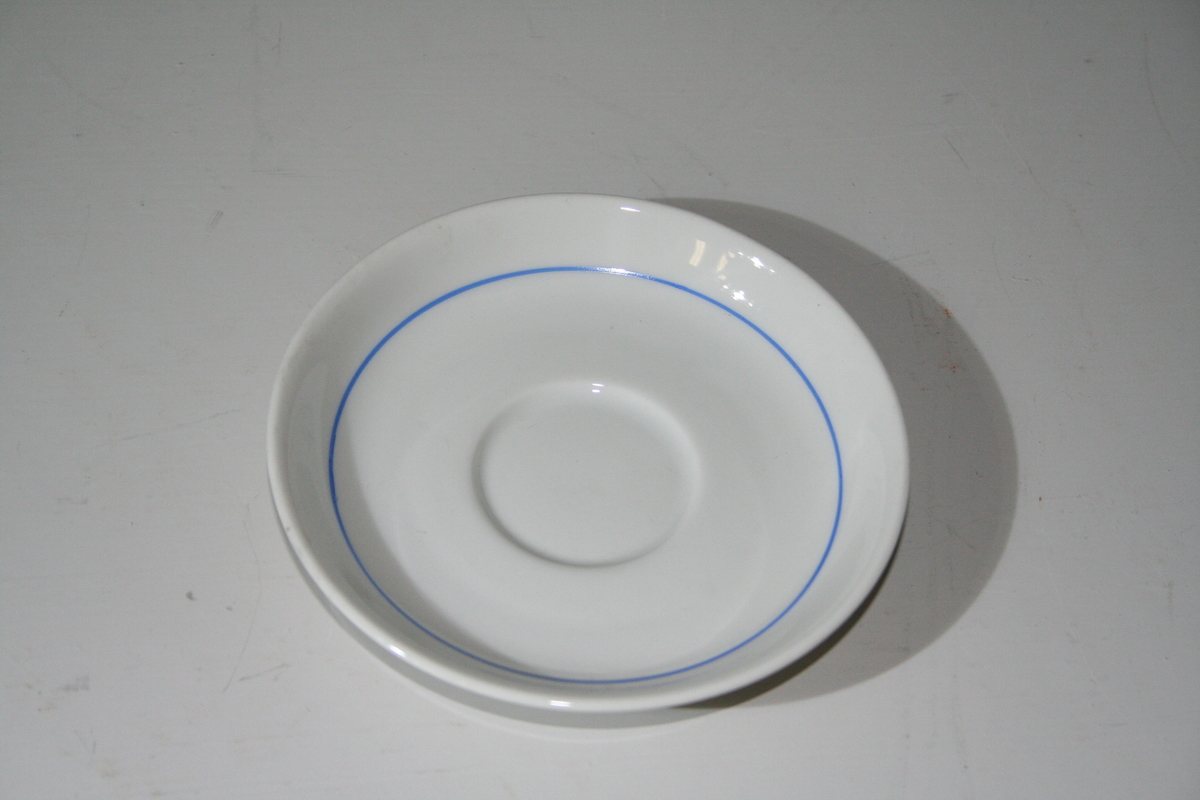 Kaffeskålen har en blå linje, 1mm, 1,6 cm fra kanten.
