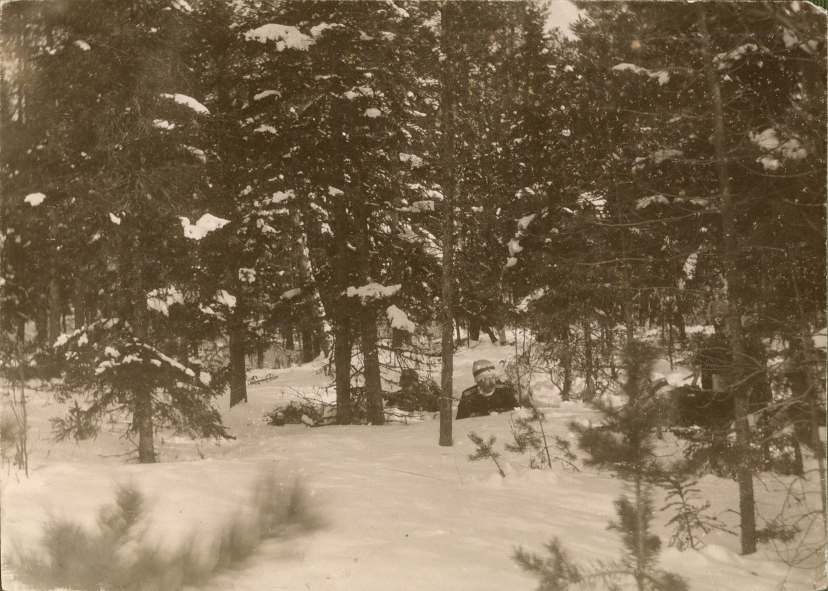 Text i fotoalbum: "Manöver i trakten af Piteå vintern 1906. Norén i skyttelinjen."