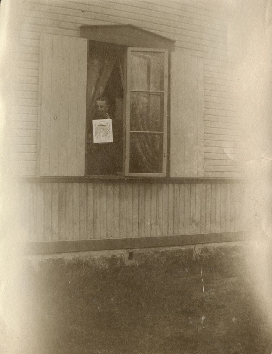 Text i fotoalbum: "Edgar F. som lycklig fästman 1907 (lilla paviljongen)."