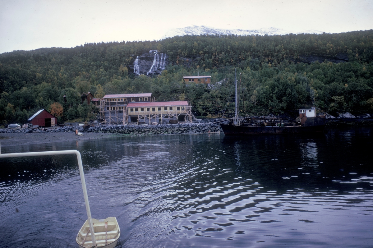 Bygninger under oppførelse. Dette er forskningsstasjonen Forsheim i Skjomen utenfor Narvik.