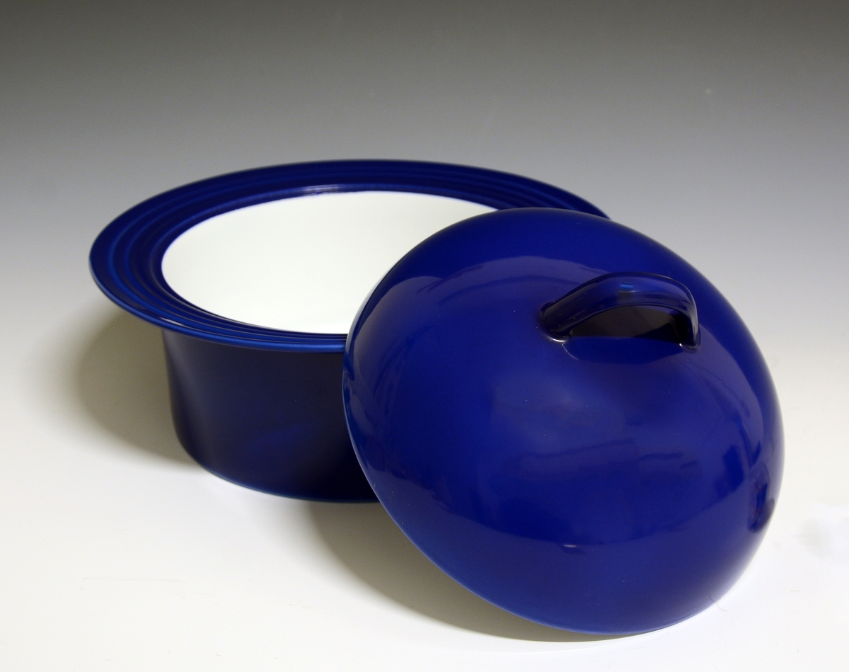 Lokkefat av porselen med hvit glasur. I fanens gods riller. Dekorert med heldekkende blå utvendig. Lokket er formet som en halvkule.
Modell: Saturn 
Dekor: Saturn Blå.