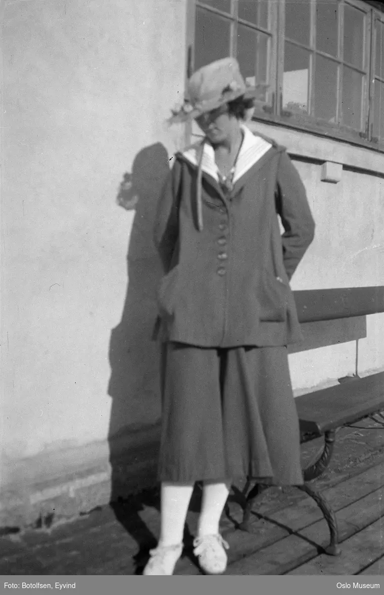 kvinne, drakt, hatt, Skøyen jernbanestasjon