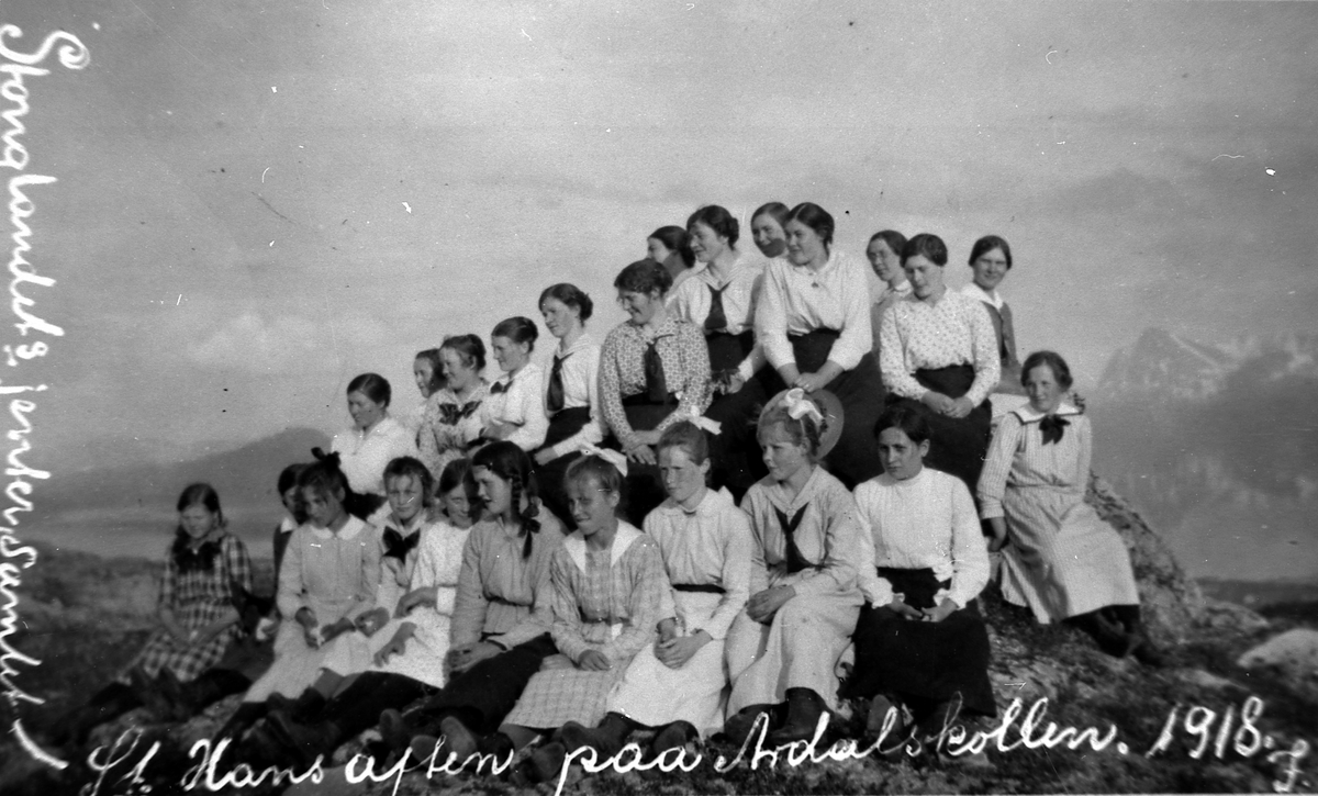 Jenter sittende ute på Ardalskollen i Tranøy. på St, Hansaften  1918