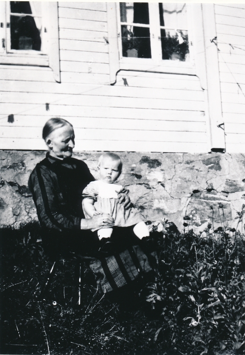 Fina Rønneberg med Randi  på fanget.. Rubbestad, Tranøy ca 1936.