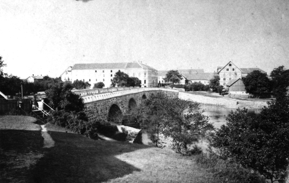 Tullbron och kvarteret Bron m. fl. sedda från Doktorspromenaden. Rakt över Tullbron synes det sk. "hotell Codrington". Öhrvalls krog.  