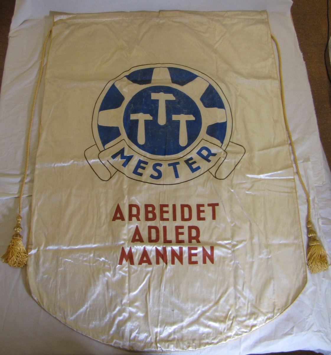 Mandal Håndverkerforenings fane i silke, med trykt motiv på begge sider.