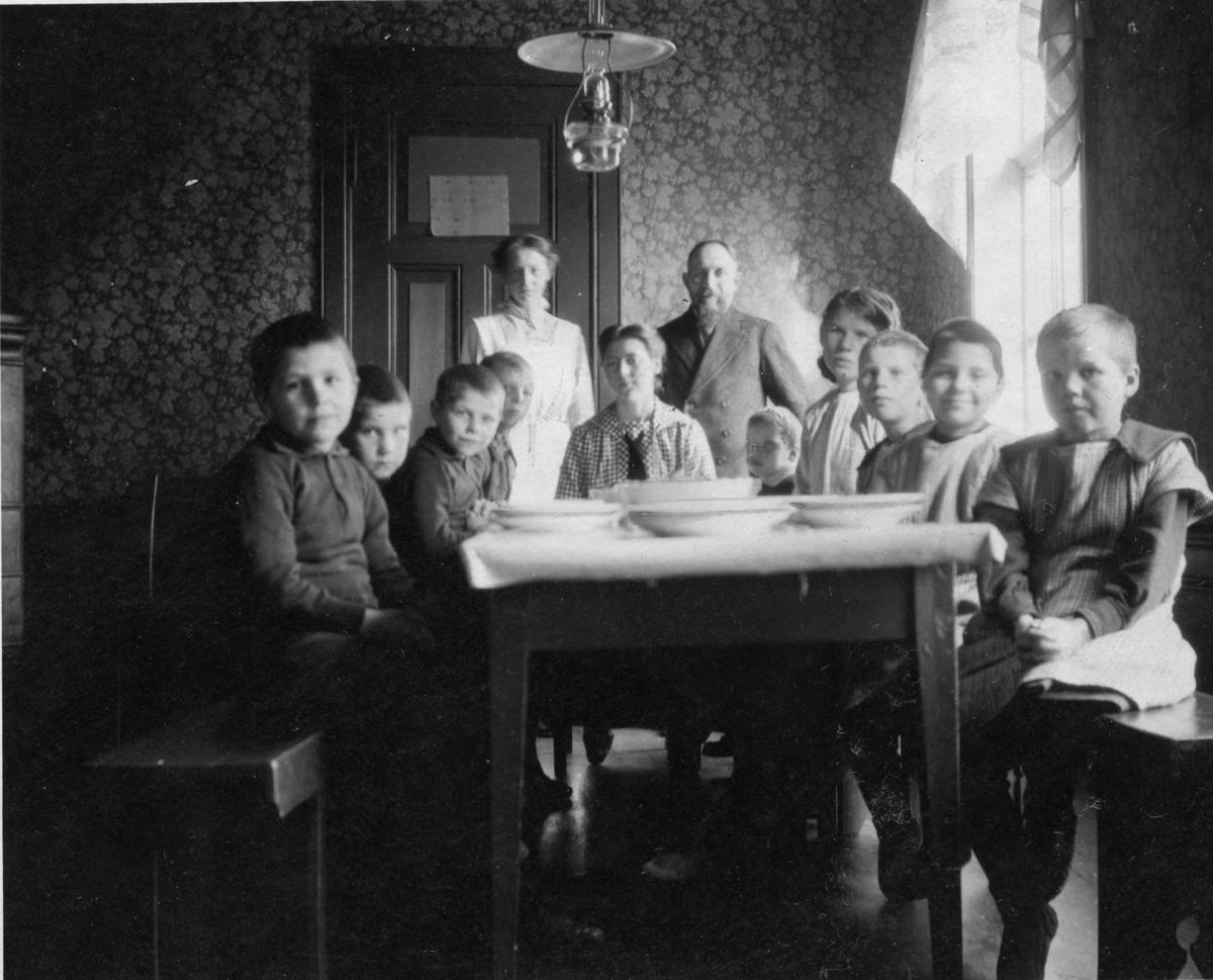 Barn og voksne rundt spisebord, barnehjem på Haugen, 1918.