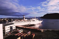 Cruisebåt ''Maxim Gorki' ligger ved kaia i Honningsvåg. Fler