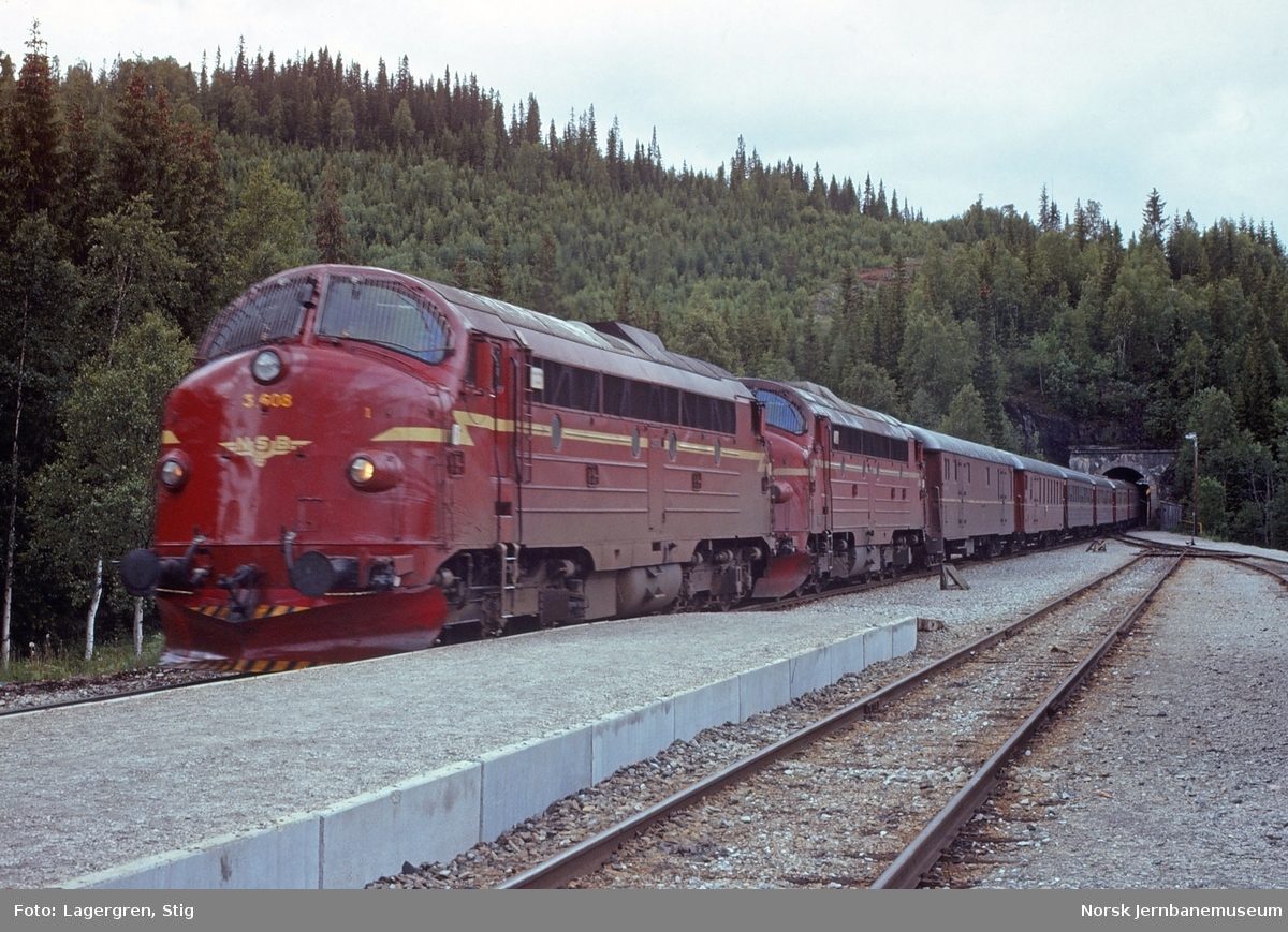 Diesellokomotiv Di 3 608 og 614 med dagtoget fra Bodø til Trondheim, tog 452, på Trofors stasjon