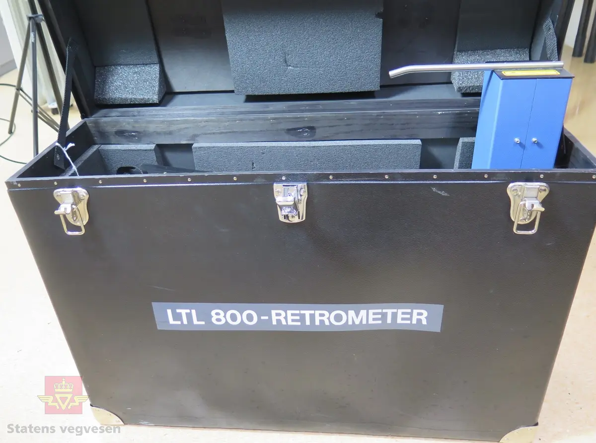 Retrometer i svart koffert. Bruksanvisninger følger med i kofferten