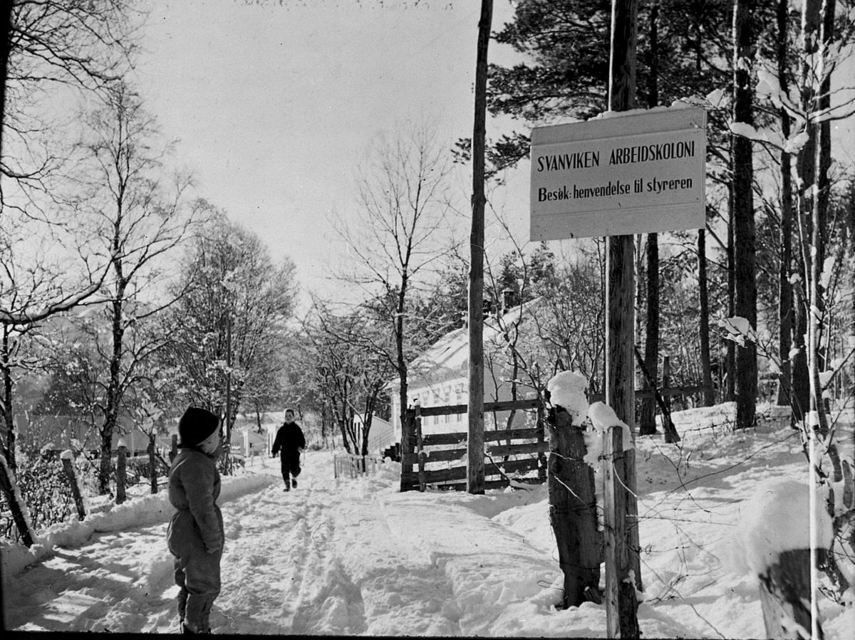 Barn ved inngangen til Svanviken arbeidskoloni.