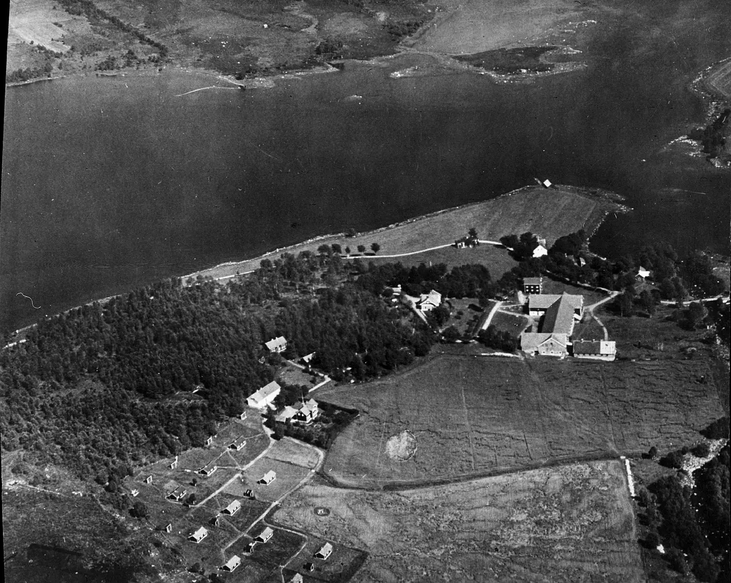 Oversiktsbilde av Svanviken arbeidskoloni, ca. 1930.