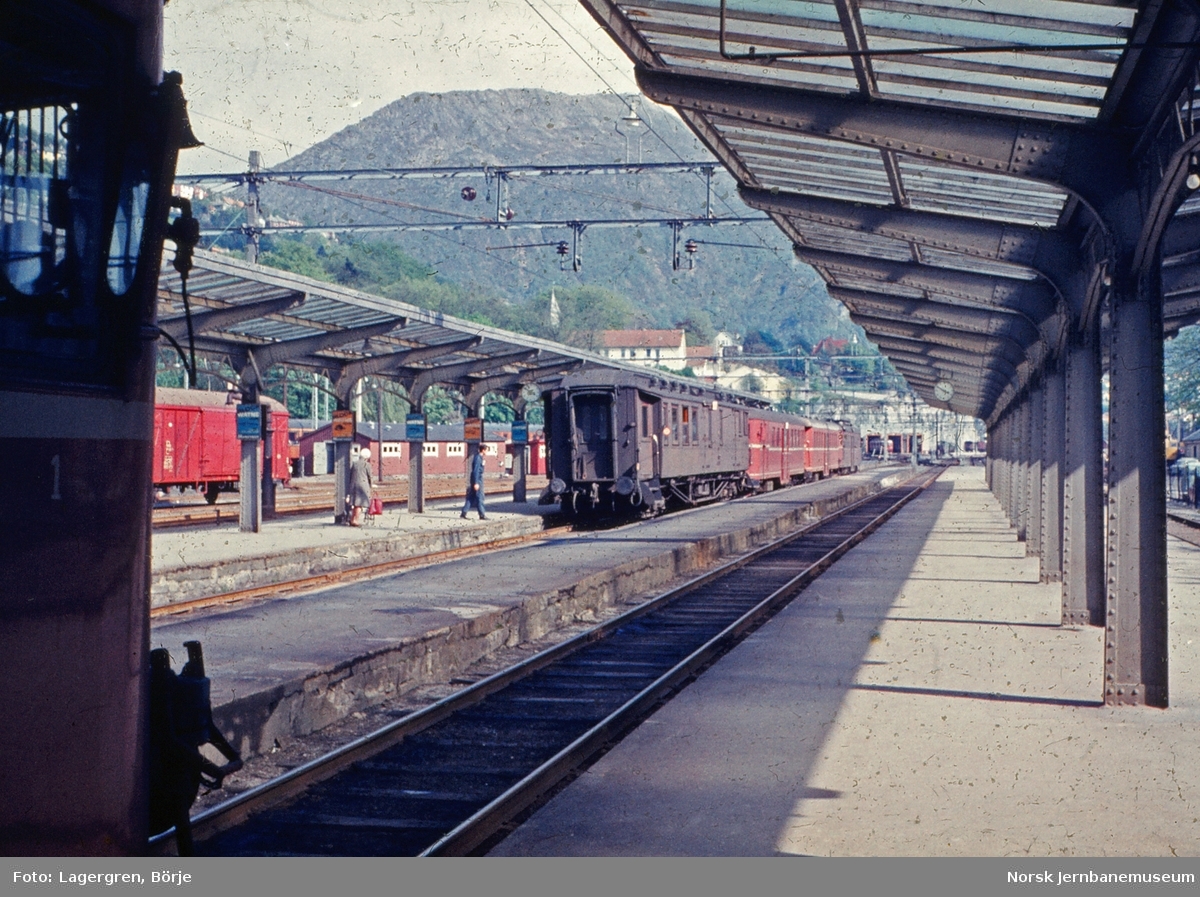 Elektrisk motorvognsett type 65/67 med persontog til Voss, tog 618, på Bergen stasjon. Bakerst i toget kombinert sitte-, reisegods-, post- og konduktørvogn BDFo2-11 type 3 nr. 620.
