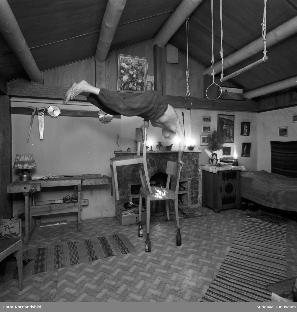 Uppfinnaren och levnadskonstnären Axel Lundberg tränar hemma i Böle, Sidsjö. Träningsformen kallade han  impulsgymnastik och metoden höll honom i toppform långt upp i åren.