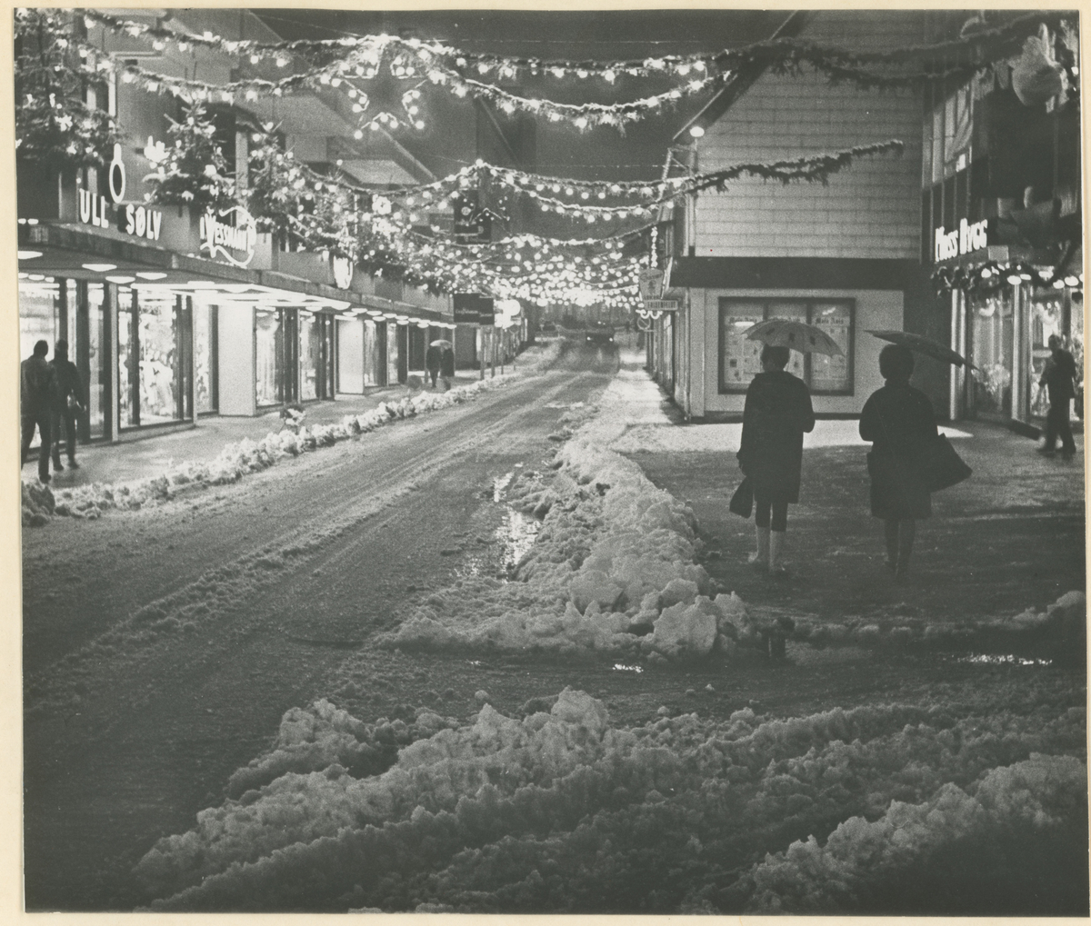 Julen 1966. Fotograf har stått i krysset Prinsens gate.
Detaljer: Julebelysning, snø og folk.
Mulig avisavtale