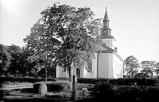 Fridhems kyrka invigdes år 1869 och ersatte de tre gamla kyrkorna i socknarna Längnum, Hyringa och Malma. Denna nya gemensamma kyrka uppfördes i Längnums socken inom nuvarande Grästorps kommun.