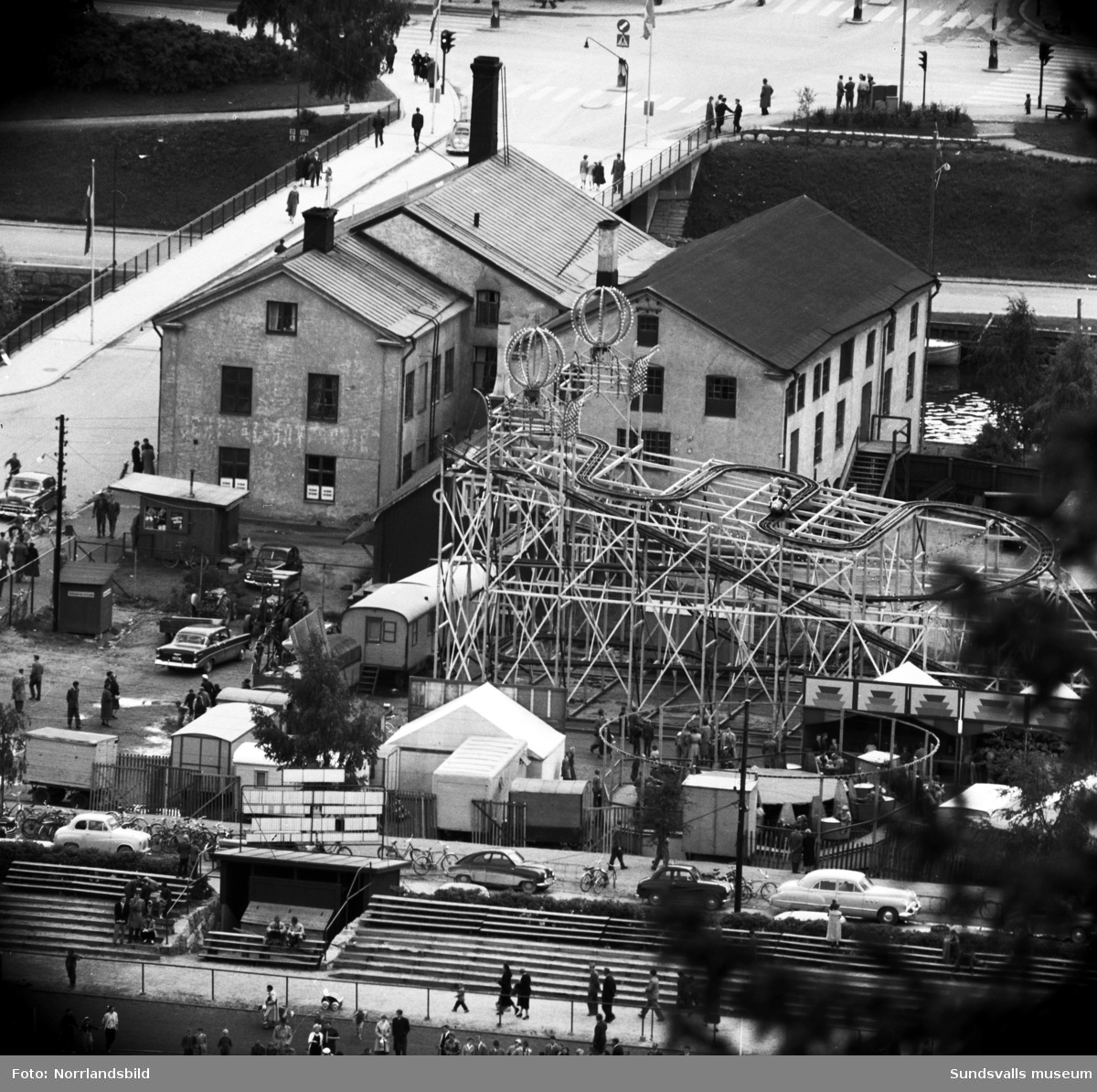 Ett tivoli har satts upp på Stenkrossplan, foton med teleobjektiv från Norra berget.