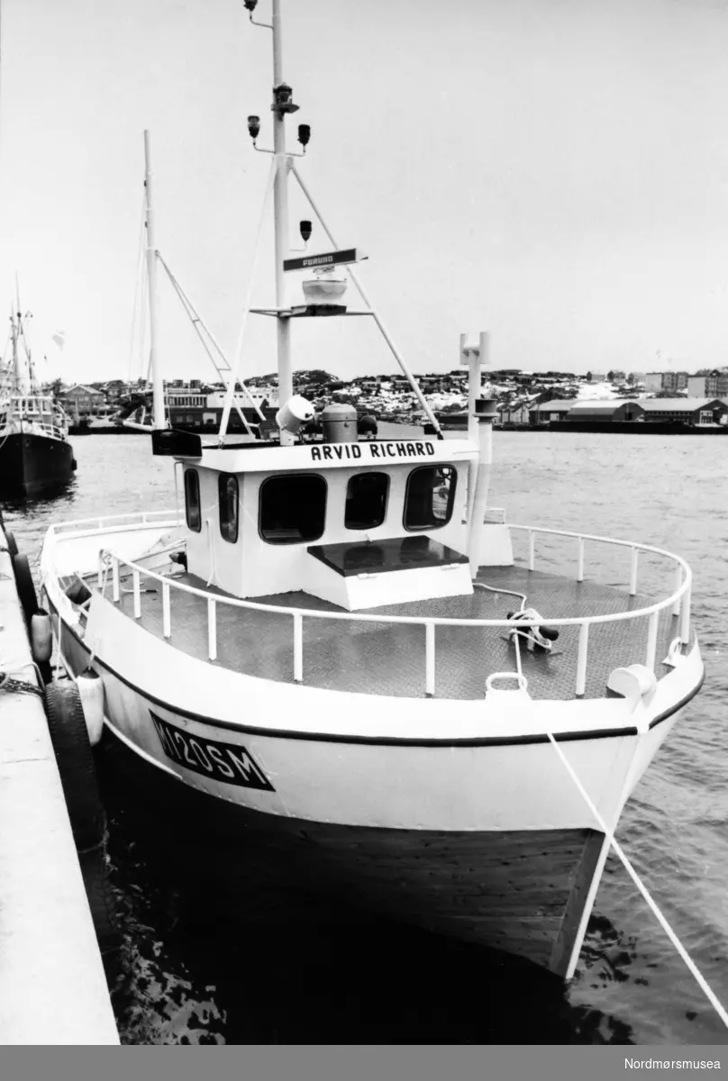 Fiskebåt ved navn "Arvid Richard" og reg.nr. M120SM. Bildet er fra avisa Tidens Krav sitt arkiv i tidsrommet 1970-1994. Nå i Nordmøre museums fotosamling.
