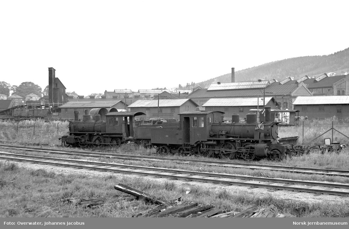 Utrangert smalsporet damplokomotiv type XXVI nr. 80 (til høyre) og hensatt damplokomotiv type XXIIId nr. 85 på Sundland i Drammen. Lokomotiv nr. 80 ble hugget, mens lokomotiv nr. 85 ble overført til Sulitjelmabanen