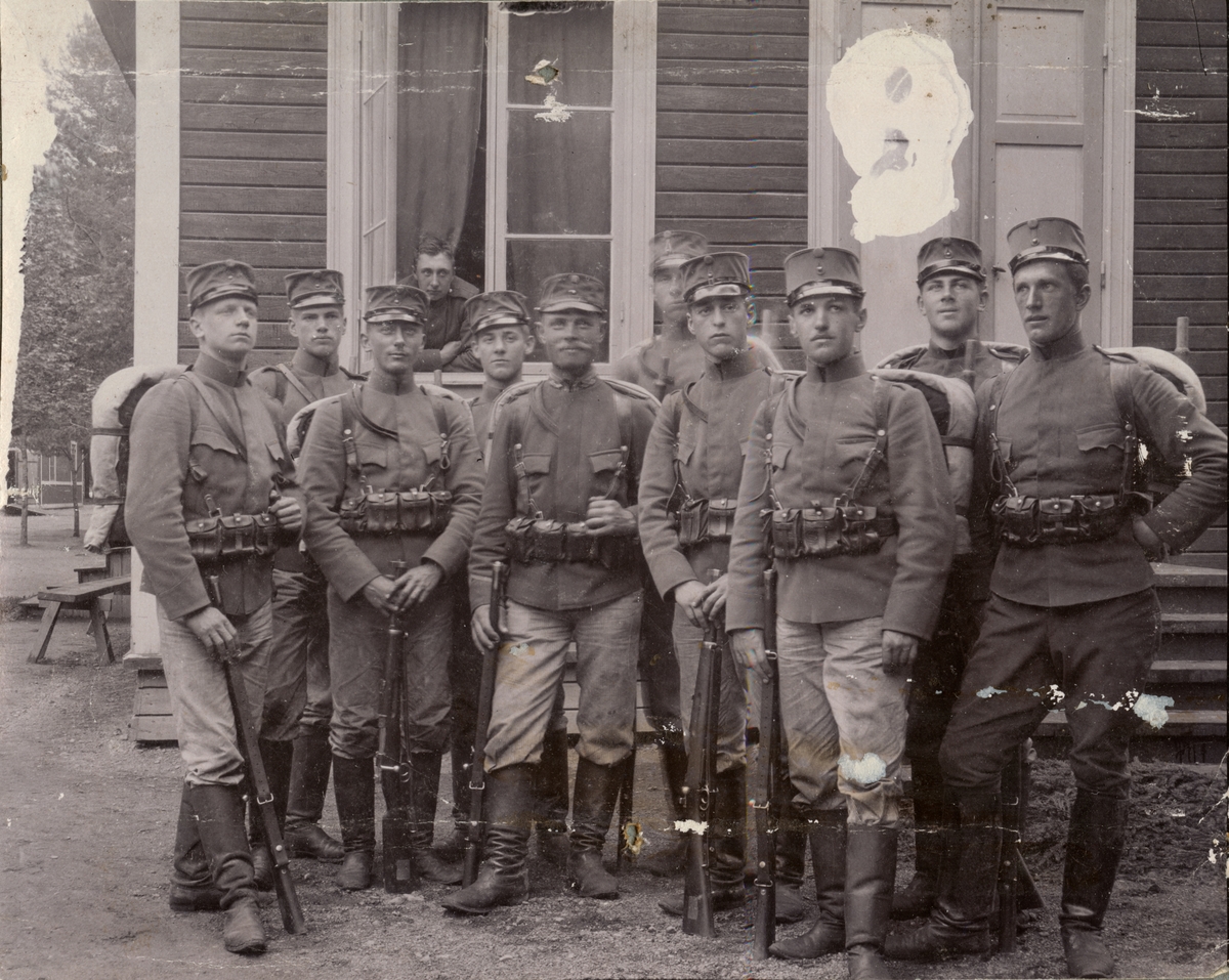 Soldater från Fortifikationen uppställda utanför byggnad, Laxön 1902.