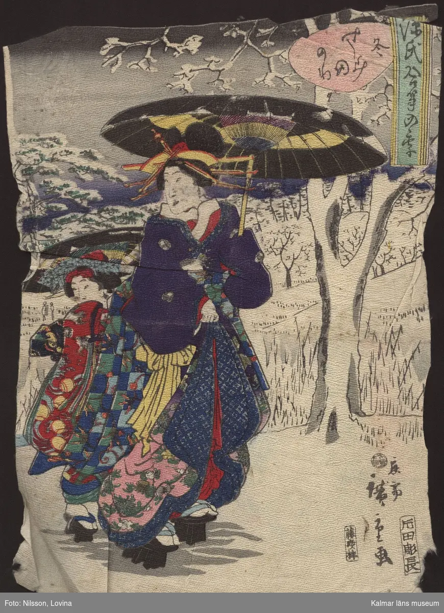 KLM 18867. Målning, av tyg. Kinesisk målning i färg föreställande två kvinnor med parasoll i ett bergigt landskap med träd. Kvinnorna bär färggranna dräkter och himlen bakom dem är blå. Längs den högra kanten finns olika kinesiska tecken.