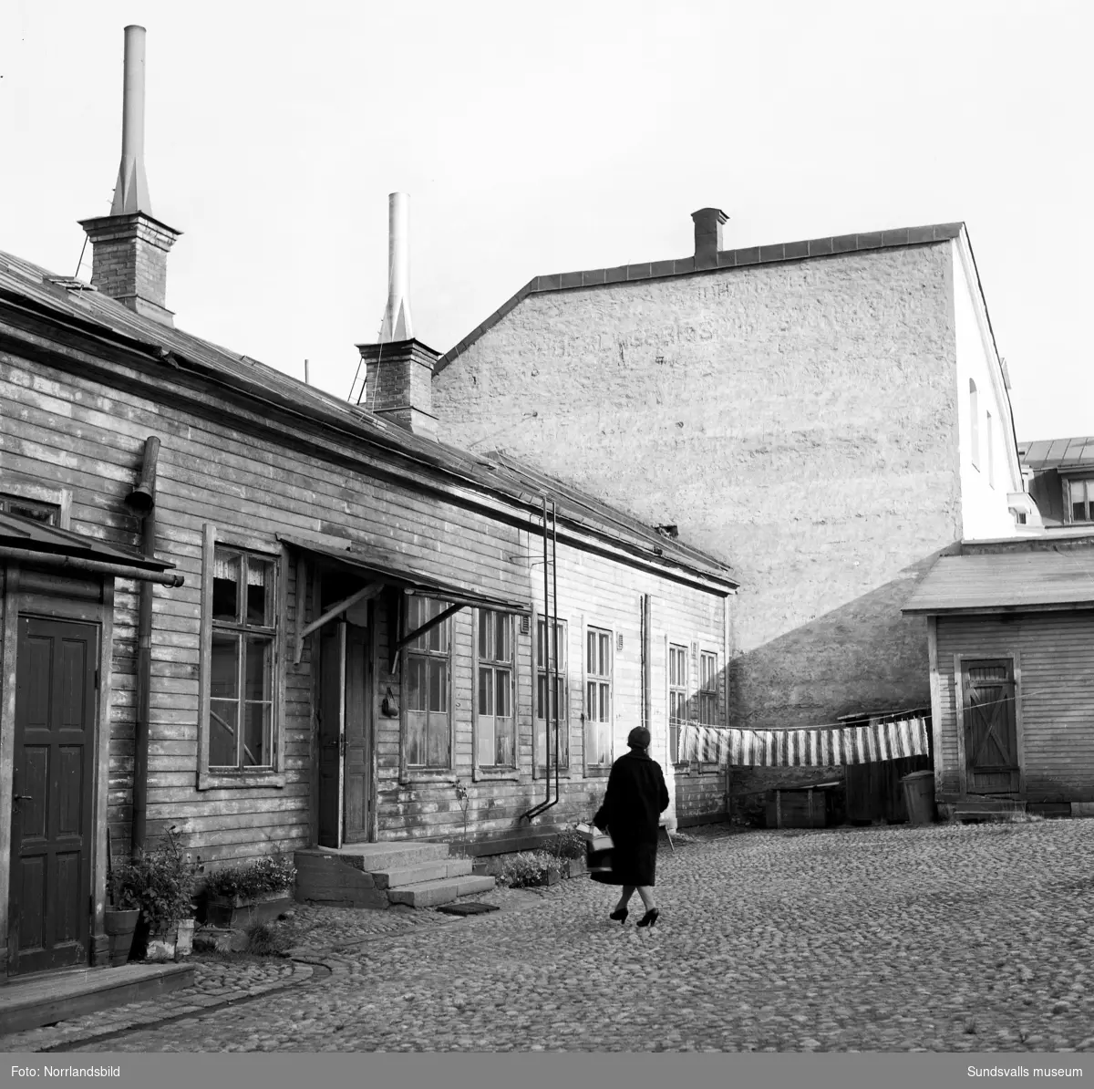 Sundsvalls Arbetsstuga vid Storgatan 39 där barn från fattiga förhållanden under många år fått utspisning och undervisning i olika hantverk på skolfri tid. Bildserie från innergården. Kvarteret Målaren där numera (2020) polisstationen är belägen.