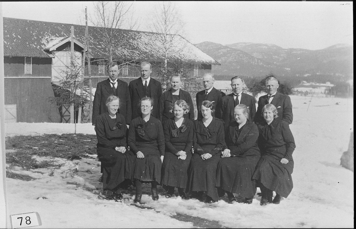 Gruppebilde av 12 søsken Strand, Øvre Øygarden i Eggedal 1934. Barn av Bjørn Andersen Strand og Anne Kristoffersen Strand. 