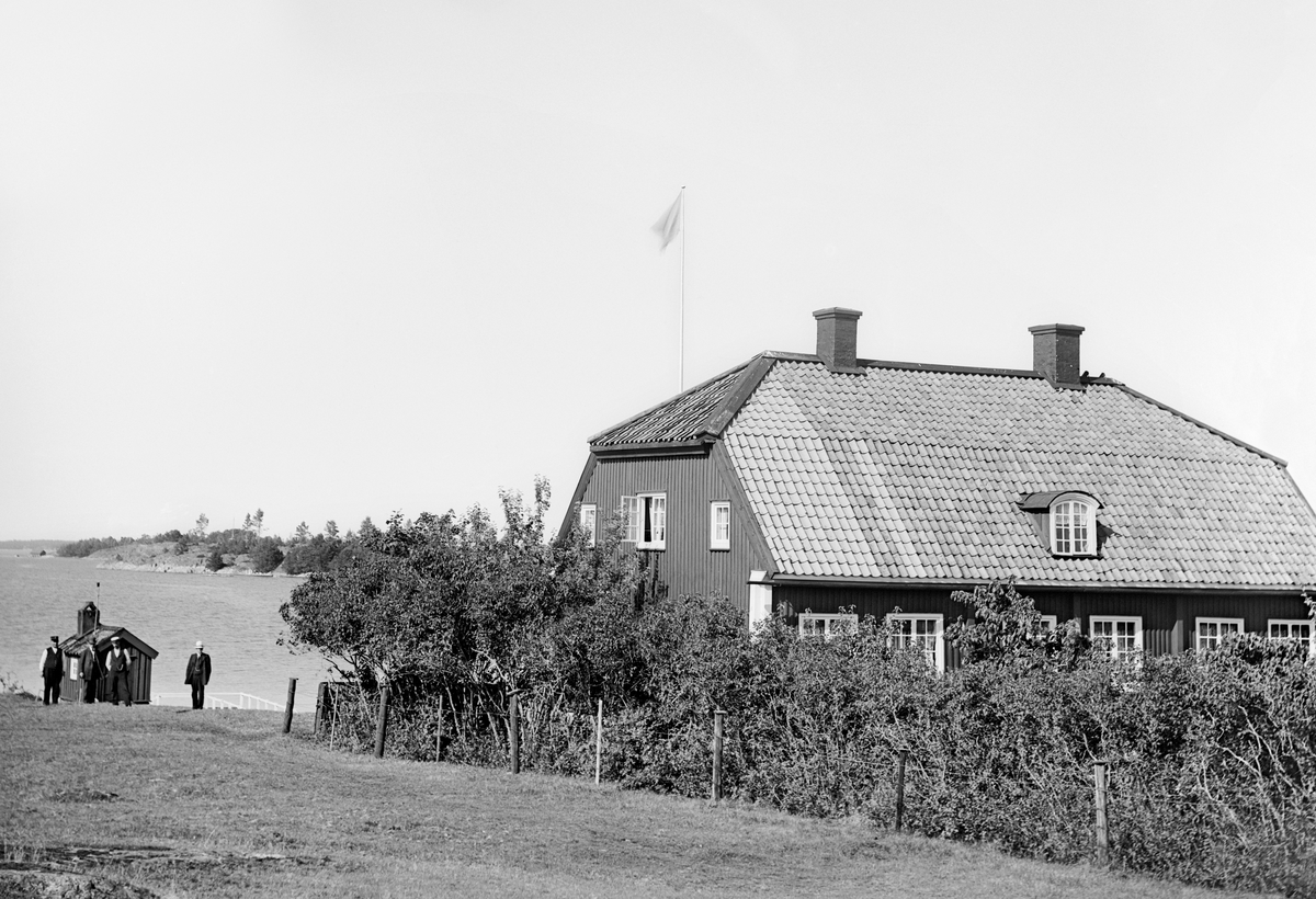 Tullstationen på Kättilö inrättades 1637 vid Barösund för inloppen till Norrköping och Söderköping. Det avbildade tullhuset uppfördes först 1788. Stationen drogs in 1928 och Barösund blev kustpostering i tullverkets kustbevakning fram till 1947.