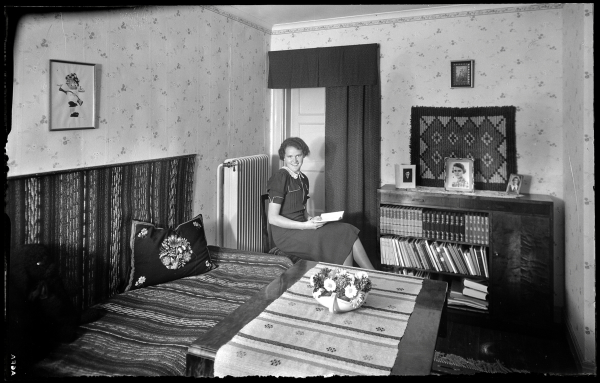 En kvinna läser bok