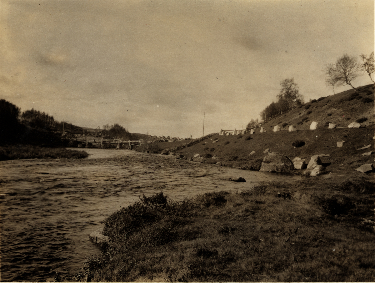 Borga ved Borgosen. Aursunden. Sett med strømmen mot broen. Høsten 1924