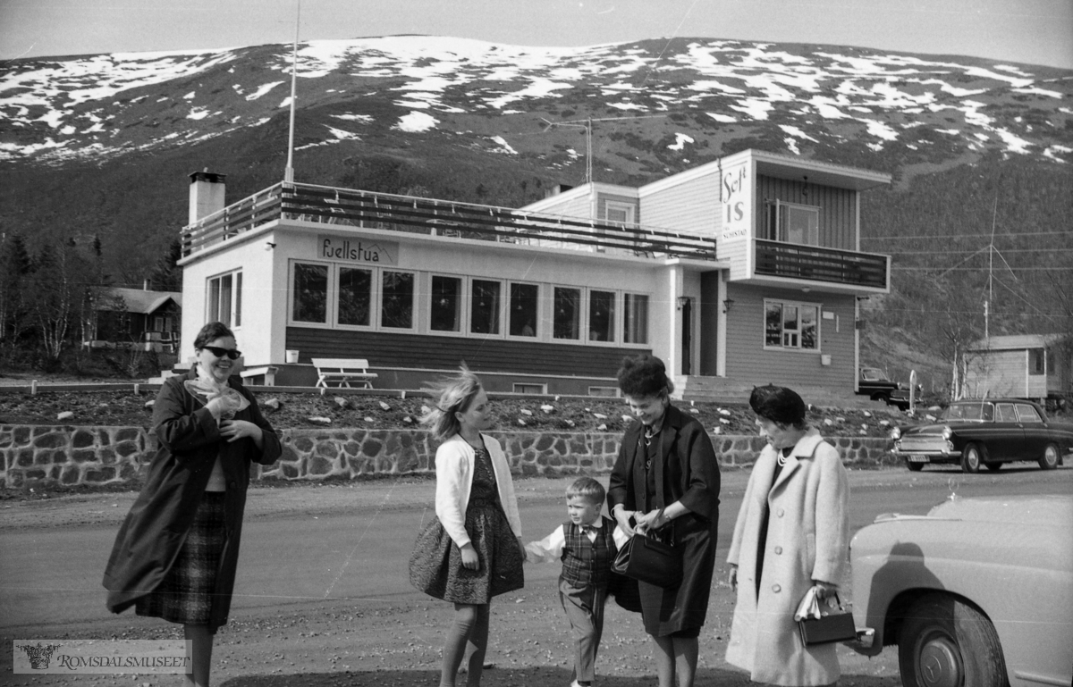 "Mai 1966".Fjellstua.Skaret, Fjellstua Molde..Arthur Hammerø som bygde dette utfartsstedet i 1962/1963