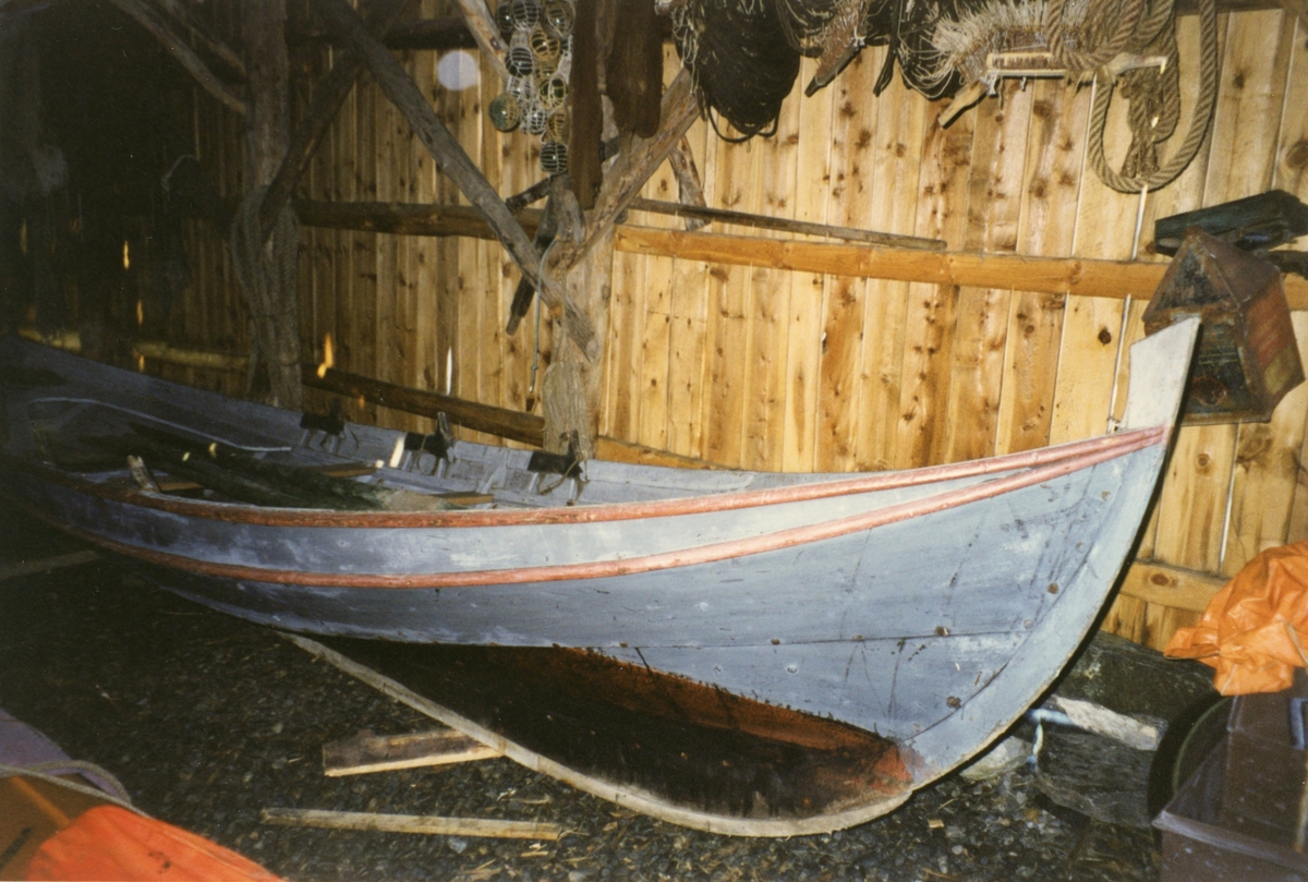 Dokumentasjonsbilder i serie av en nordfjordbåt i et naust på Sunnmøre Museum. Er nå i Florø.