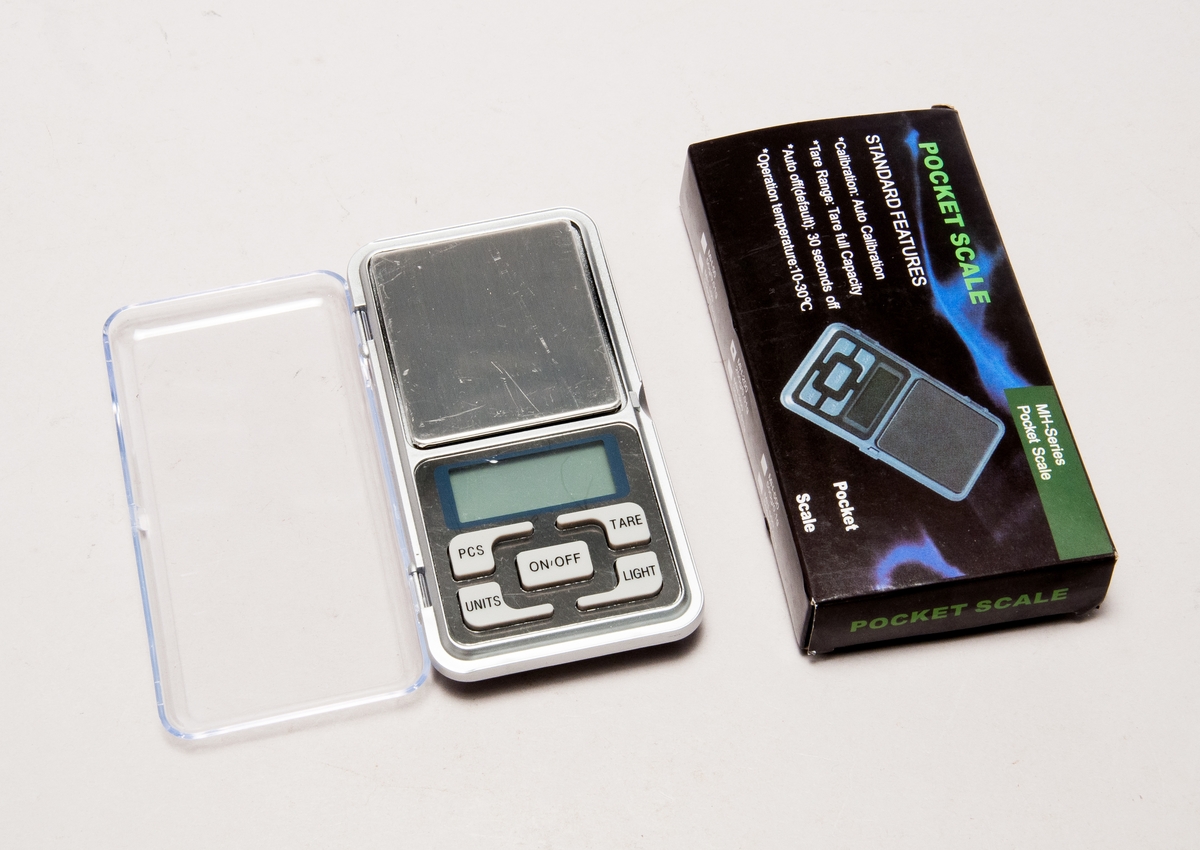 Laboratorievåg i fickformat med 15 skålar och 15 skedar. Typ MH-200, för batteridrift, i originalförpackning. Kapacitet 200 g med 0,01 g upplösning. Automatisk kalibrering och nollställning, för användning i temperatur mellan 10-30 C. I originalförpackning, ny vid förvärvet.
Vågskålar i blå plast, skedar i vit plast.