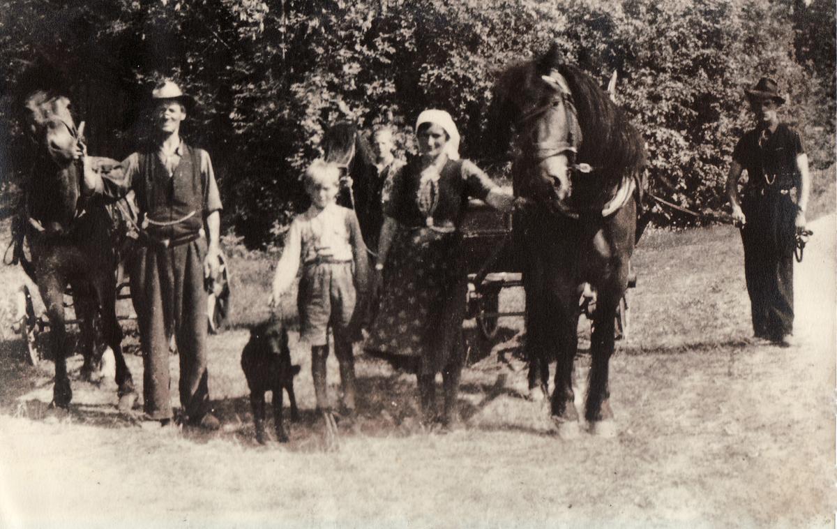 Aleksander og Lena Johansen med familie og hest.