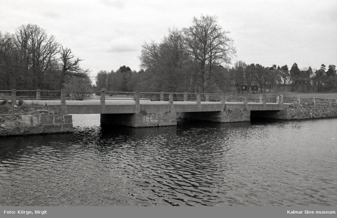 Bro över vattenmagasin (Ljungbyån) vid Krankelösa 500 meter från allmän väg nummer 565 till Västragården i Kalmar kommun. Foto, nedströms från sydväst.