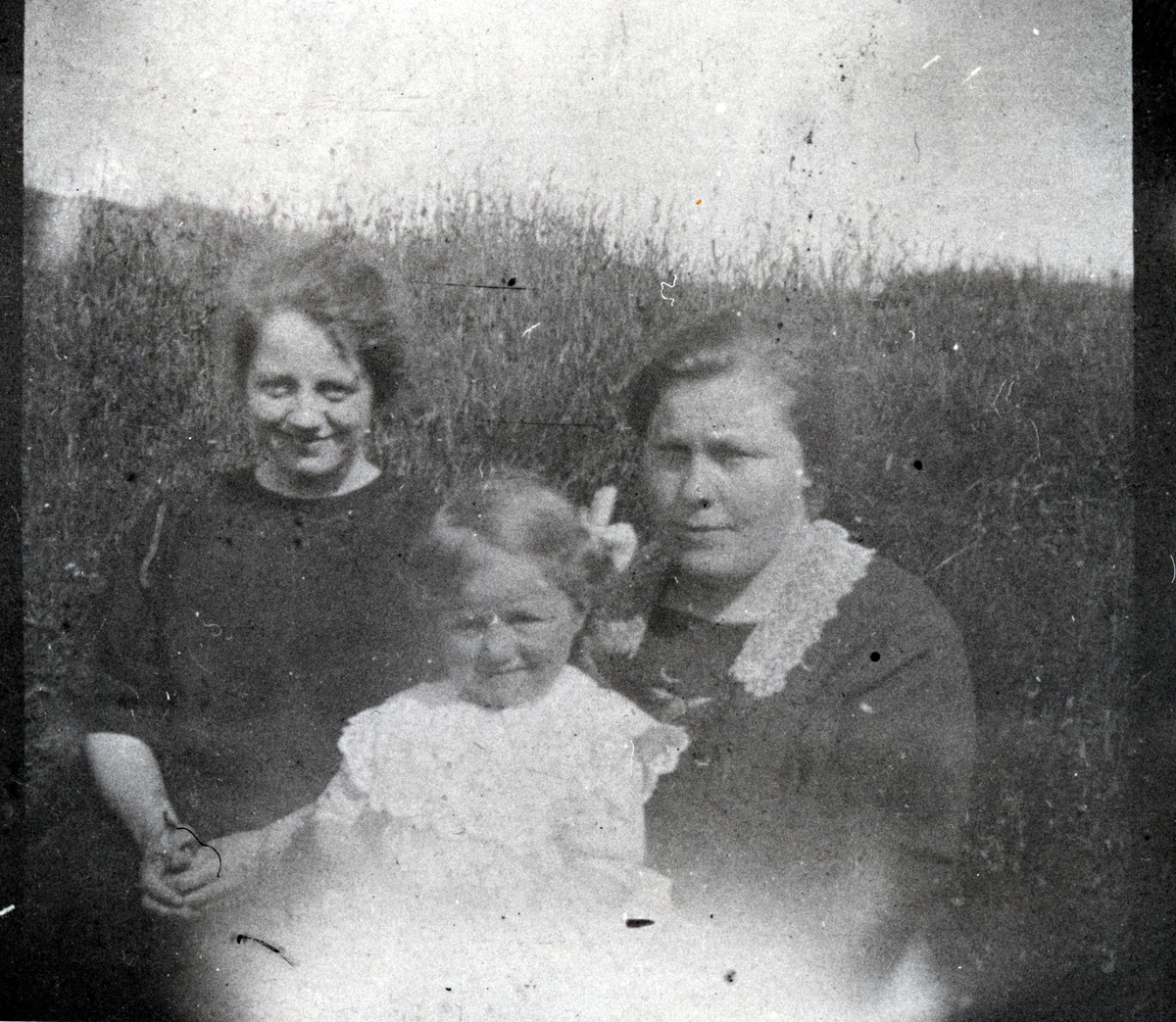 Mathilde Møller med fosterdatter Marie Halvorsen, og en ukjent dame.  Grunnfarnes i Torsken, ca 1921.