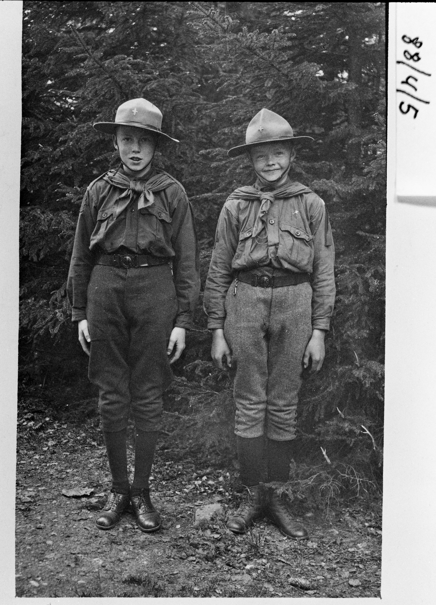 Speidergutter med uniformer med fine hatter. Ottar Røisli og Ole Berg f.1906. De var speidergutter i Skreia Speiderguttetropp.
